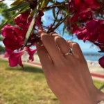 Sarı altın tasarım yüzük; London Blue Topaz pırlanta tektaşın mavi ışıltısı Osmanlı çini lale ve yıldız motifleriyle parlıyor.