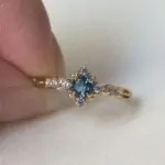Swan Pırlanta London Blue Topaz Tektaş Yüzük, lacivert mavi ana taş ve çevresindeki pırlanta taşlarla oxyk bir duruş sergileyen, 14 Ayar Sarı Altın yüzük tasarımı.