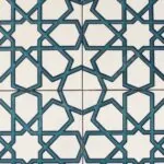 Geometrik Osmanlı çini desenli, mavi tonlarda karo yapısı; simetrik ve zarif motifler, geleneksel hat sanatını yansıtan desenler