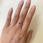 Swan Pırlanta London Blue Topaz tektaş yüzük, sarı altın bant üzerinde merkezi mavi taş ve yan pırlantalarla zarif bir tasarım