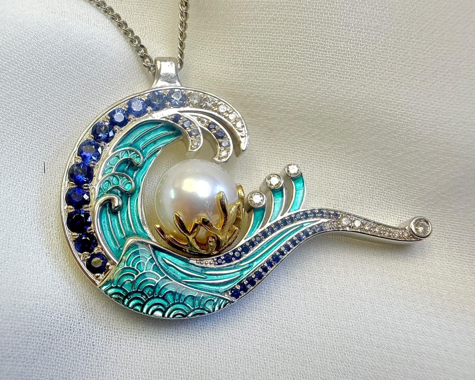 Büyük Dalga temalı akoya incili ve seylan safirli özel tasarım kolye