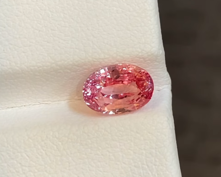 Padparadscha safir yakın çekim - lotus çiçeği renginde