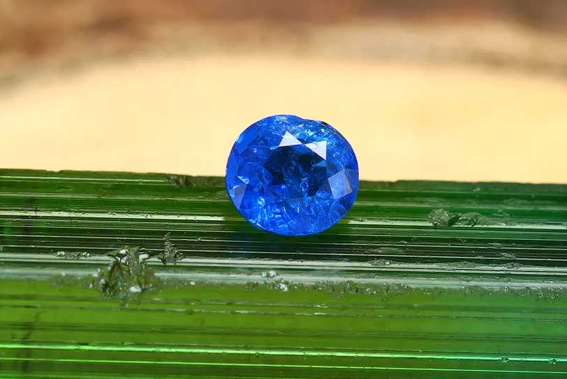 Cobalt spinel yakın çekim - elektrik mavisi