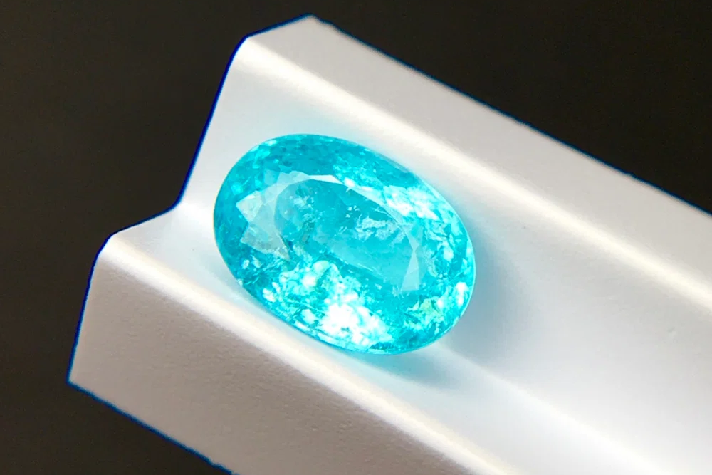 Paraiba turmalin yakın çekim - elektrik mavisi neon ton