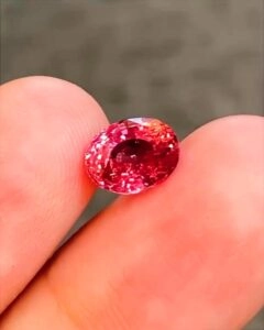 Pembe ve turuncu tonlara sahip Padparadscha safir taşı