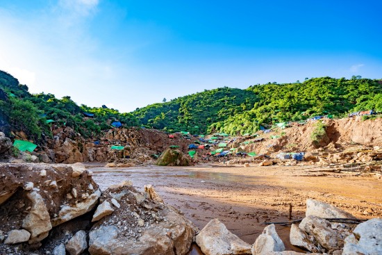 Burma Mogok yakut madeni veya ham kristal